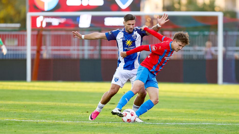 Im NFV-Pokal gewann Kickers Emden (links Semin Kojic) mit 4:2 in Drochtersen. Am Dienstagabend verloren die Ostfriesen mit 2:8. Foto: Jens Doden/Emden