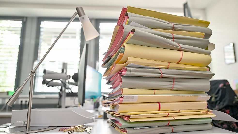 Erstmals blieben nach Angaben des Deutschen Richterbundes bundesweit mehr als 1,1 Million Fälle unbearbeitet. (Symbolbild) Foto: Patrick Pleul