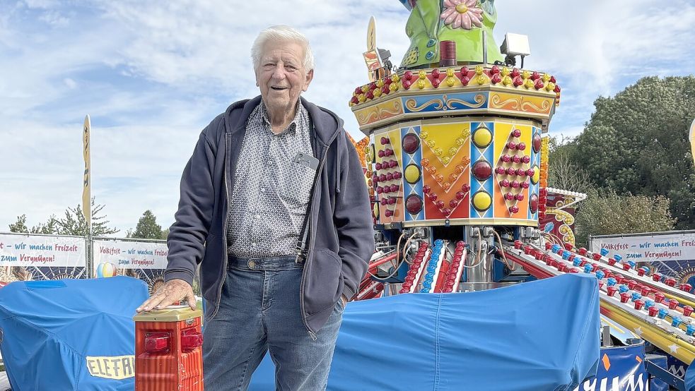 Schausteller Karl-Heinz Langenscheidt ist es ein Anliegen, dass die Kirmes beim Emder Schützenfest stattfindet – auch wenn diese deutlich kleiner wird als sonst. Der Grund ist ein Streit zwischen den Schützen und dem aktuellen Vorstand des Schausteller-Vereins. Foto: Mona Hanssen