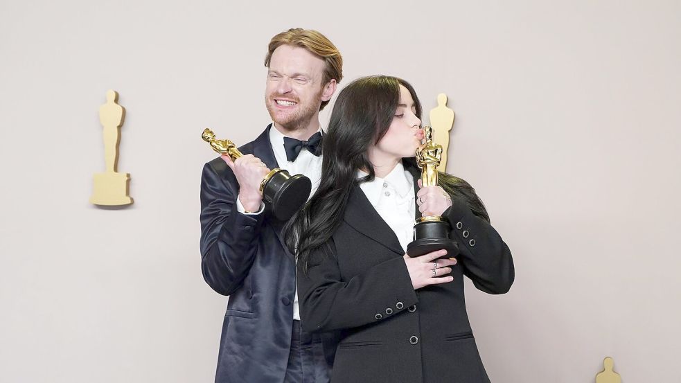Finneas O’Connell (l) ist der Bruder und musikalische Wegbegleiter von Billie Eilish. (Archivbild) Foto: Jordan Strauss/AP/dpa