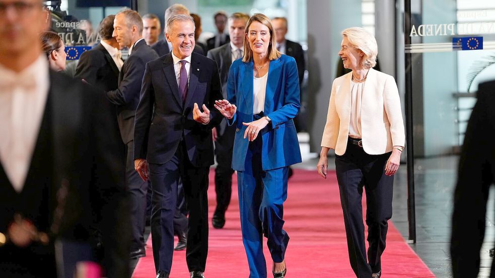 Will die Idee eines Europäischen Sicherheitsrates verwirklichen und auch Kanada einbeziehen: EU-Kommissionspräsidentin Ursula von der Leyen (r), hier mit Parlamentspräsidentin Roberta Metsola und Kanadas Premierminister Mark Carney. Foto: Justin Tang