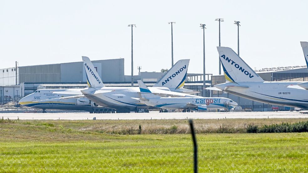 Zuletzt sorgte die Entdeckung einer mutmaßlich russischen Sprengstoffdrohne am Flugplatz Leipzig/Halle für Aufregung. (Archivbild) Foto: Heiko Rebsch/dpa