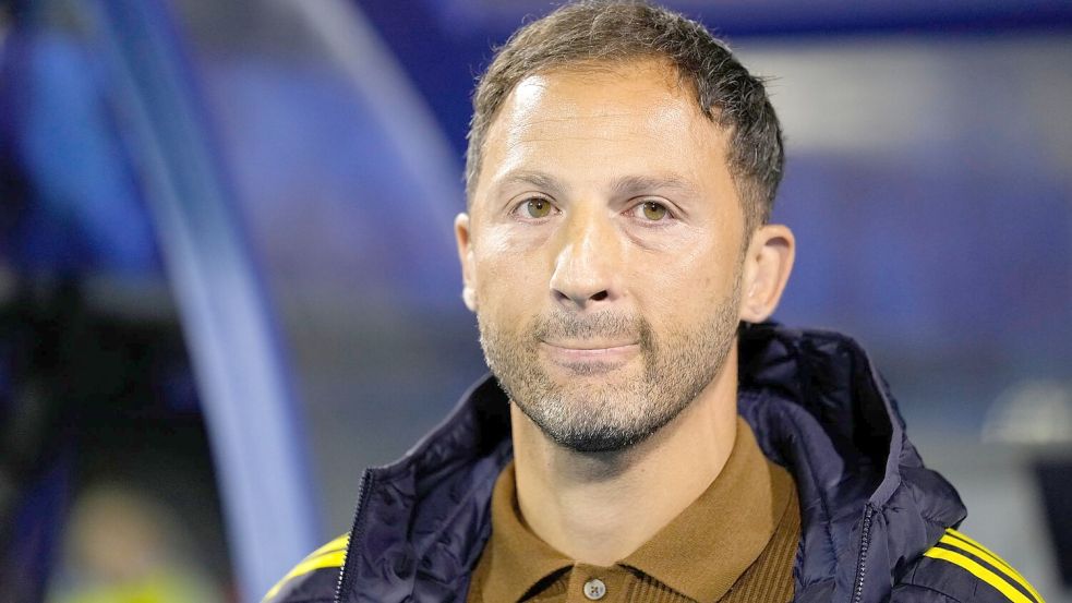 Domenico Tedesco ist in Bologna freigestellt worden. (Archivbild) Foto: Darko Bandic/AP/dpa