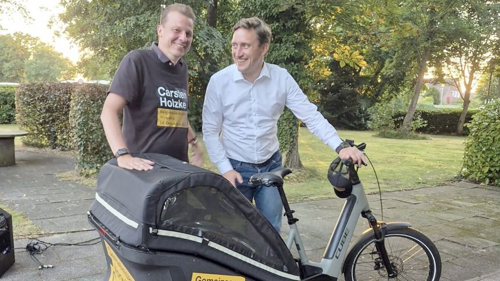 Über zwei Monate hinweg war Carsten Holzke in allen 14 Wittmunder Ortschaften unterwegs. Auch Sebastian Lechner, Vorsitzender der CDU-Landtagsfraktion, unterstützte ihn bei seiner Wahlkampf-Mission. Foto: privat