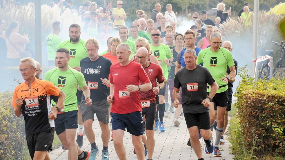 Ein echter Volkslauf für Jung, Alt und Menschen mit Beeinträchtigung: Der Auricher Spendenlauf lockte 2025 rund 250 Laufbegeisterte auf die Strecke rund um das EEZ. Am Sonntag, 27. September, geht es ab 11 Uhr erneut an den Start. Foto: Udo Hippen