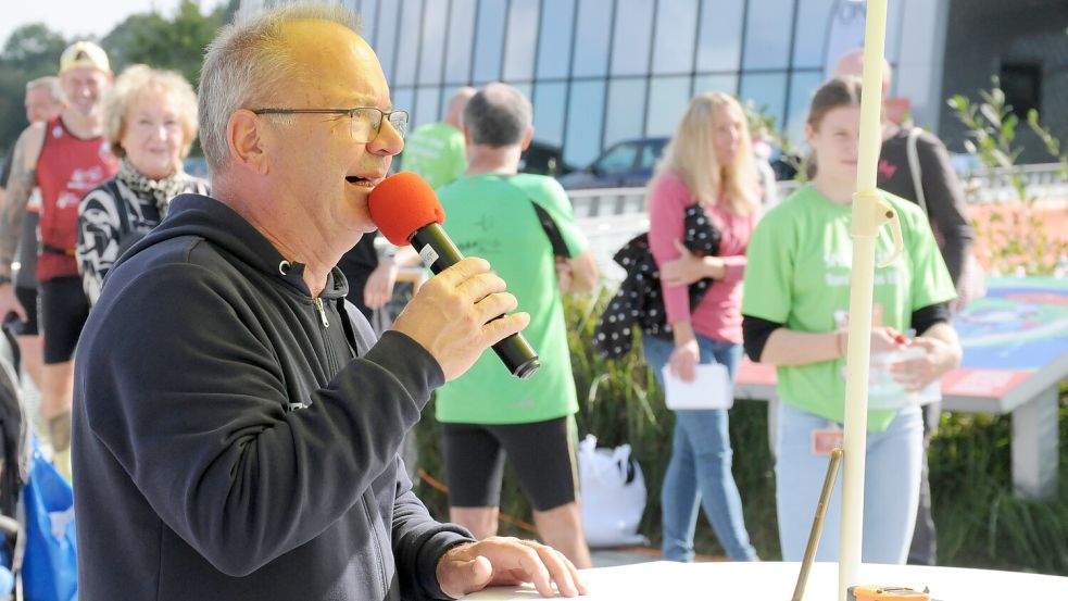 Wieder mit von der Partie: Heino Krüger, die Stimme des Ossiloops, feuerte die Läufer mit viel Engagement an. Foto: Udo Hippen
