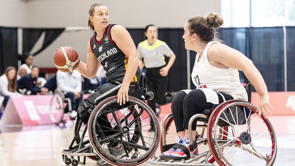 Lena Knippelmeyer (links) im WM-Vorrundenspiel gegen die USA. Foto: Steffie Wunderl