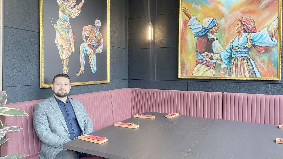 Mohamed Dallashaj in der „albanischen Ecke“ im Skanderbeg. Fotos: Lara Jelden