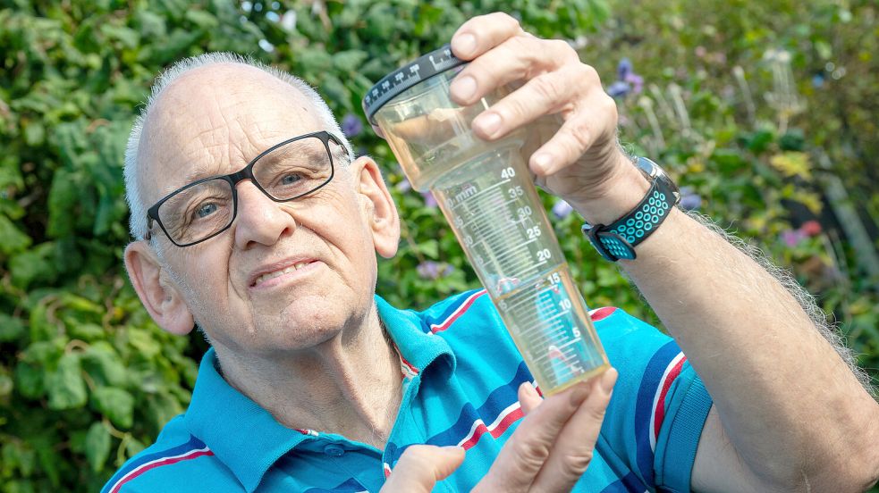 Johann Schuster liebt Zahlen und das Wetter. Die Regenmengen bei ihm zu Hause in Osterhusen hat der 72-Jährige ganz genau im Blick. Foto: Klaus Ortgies