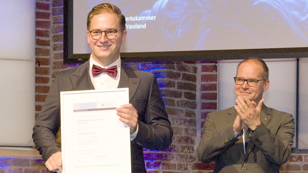 Wirtschaftsminister Grant Hendrik Tonne applaudiert dem Jahrgangsbesten Noah Groen (links) zum Meiserbrief. Foto: Handwerkskammer/Ilka Perc