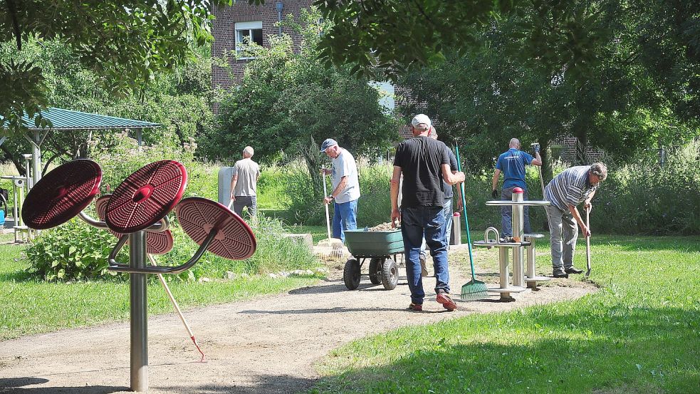 Dank der fleißigen Männer sieht der Wierdepark in Jemgum wieder sauber und gepflegt aus. Foto: Bodo Wolters