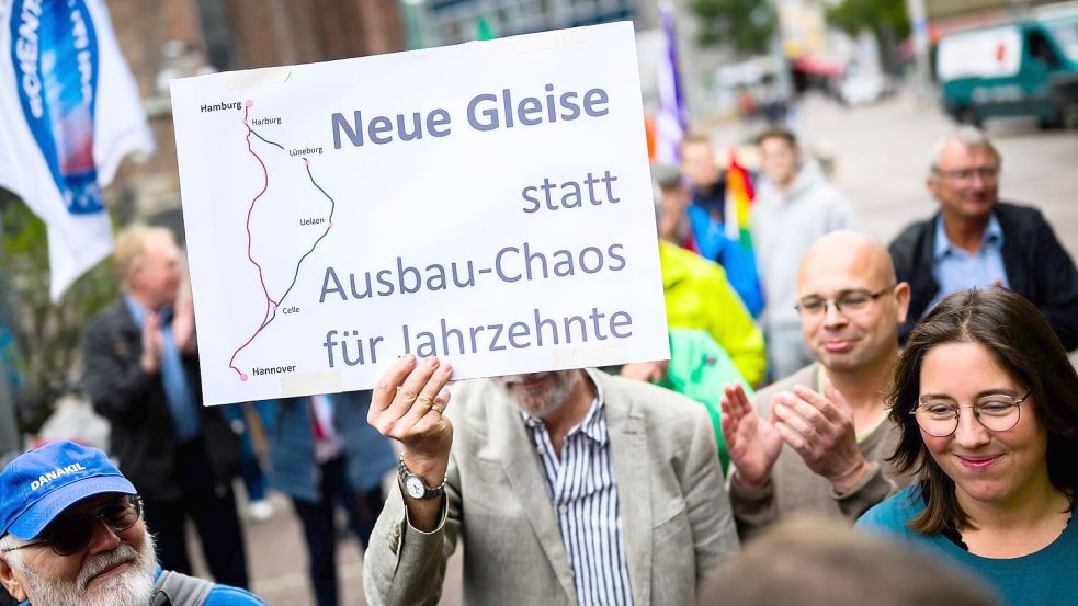 Es gibt viele Befürworter für einen Neubau der Strecke. Foto: Julian Stratenschulte