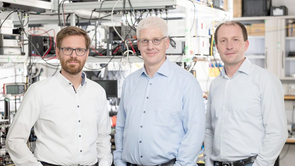 Matthias Lauermann (links), Philipp Dietrich (Mitte) und Christian Koos (rechts) forschen an photonischen Wirebonds - extrem feine, mikroskopisch kleine Drähte. (Handout) Foto: Ansgar Pudenz/Deutscher Zukunfts