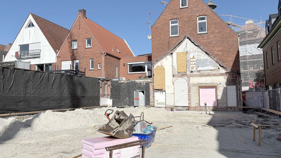 Noch ist genau zu erkennen, wo der alte Anbau vom Vorderhaus entfernt wurde. Foto: Rebecca Kresse