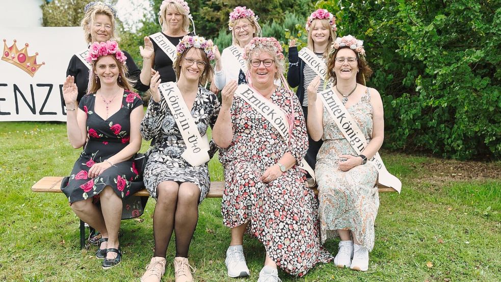 Frauen vom Bogenteam 3. Südwieke protestierten am Rande des Festumzugs beim Erntefest in Klostermoor, gekleidet als Ernteköniginnen, gegen die neue Altersbegrenzung für die Majestäten. Foto: privat