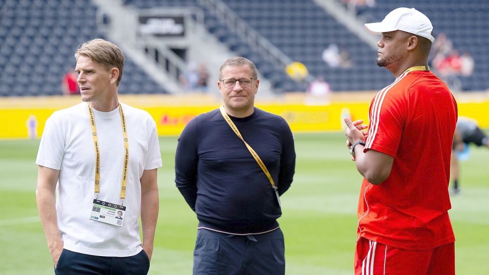 Verantwortlich für die Bayern-Profis: Sportdirektor Christoph Freund (links), Sportvorstand Max Eberl (Mitte) und Trainer Vincent Kompany. (Archivbild) Foto: Sven Hoppe
