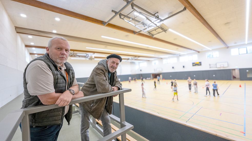 Seit Schulbeginn wird in der sanierten Dreifeldhalle wieder Sport getrieben. Bürgermeister Uwe Redenius (links) und Fachbereichsleiter Norbert Dubbels zeigten vor Ort, was die modernisierte Halle zu bieten hat. Foto: Klaus Ortgies