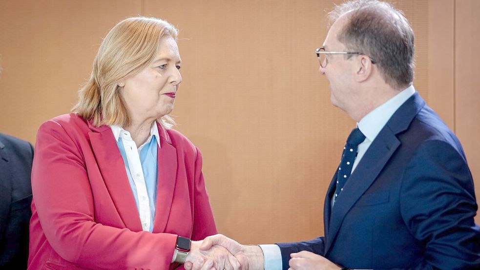 Bundessozialministerin Bärbel Bas (SPD) und Innenminister Alexander Dobrindt (CSU) - hier im Bundeskabinett - haben sich auf einen Aktionsplan gegen Sozialmissbrauch verständigt. (Archivfoto) Foto: Kay Nietfeld/dpa