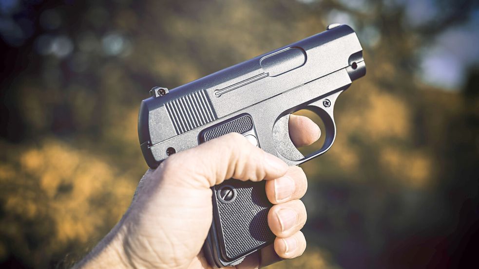 Gehören ganz bestimmt nicht nicht in die Hände von Jugendlichen: Schusswaffen. Foto: imago/Christian Ohde