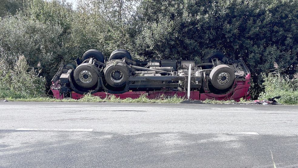 •Das tonnenschwere Saug-Spülfahrzeug landete nach dem Unfall kopfüber in einem Graben. Foto: Christin Wetzel