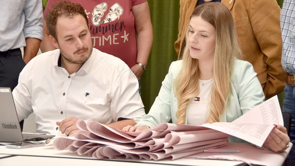 Assistiert von seiner Kollegin Jule Masuhr gab Brookmerlands Gemeindewahlleiter Guido Feldmann die korrigierten Wahlergebnisse in den Computer ein. Foto: Thomas Dirks