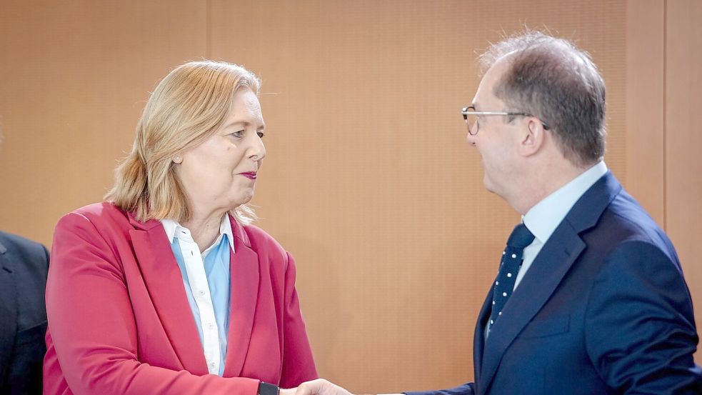 Bundessozialministerin Bärbel Bas (SPD) und Innenminister Alexander Dobrindt (CSU) - hier im Bundeskabinett - haben sich auf einen Aktionsplan gegen Sozialmissbrauch verständigt. (Archivfoto) Foto: Kay Nietfeld/dpa