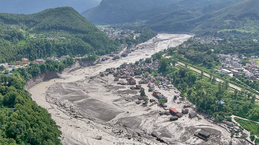 Ohne wesentlich schnellere Fortschritte beim Klimaschutz werde es weitere Katastrophen dieses Ausmaßes geben, sagt Forscherin Otto. (Archivbild) Foto: Niranjan Shrestha/AP/dpa