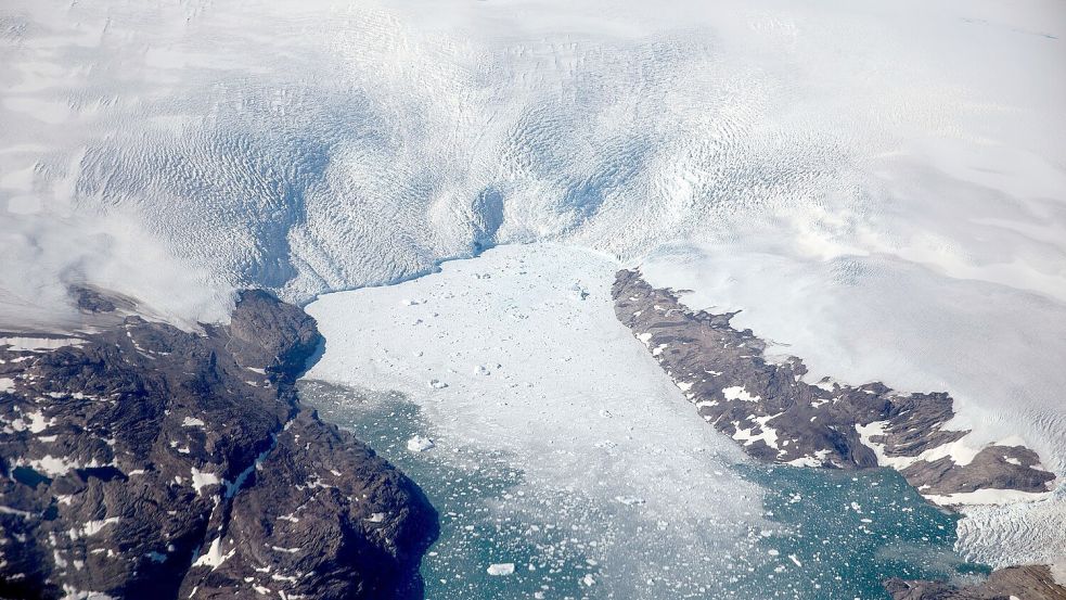 Eisberge brechen von einem Gletscher in einen Fjord in Grönland ab Foto: David Goldman/AP/dpa