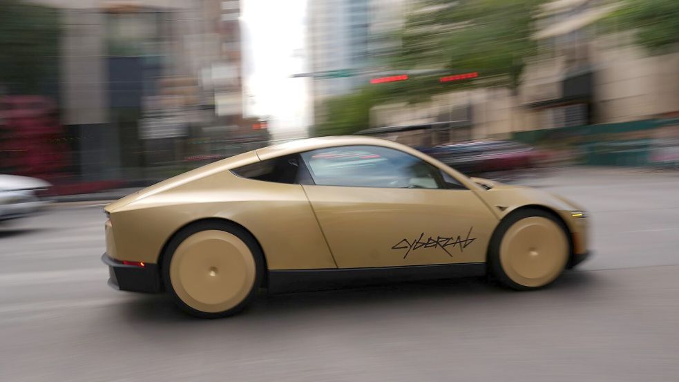 Erste Fahrzeuge von Teslas selbstfahrendem Cybercab ohne Lenkrad und Pedale befördern Menschen im texanischen Austin. (Archivbild) Foto: Eric Gay