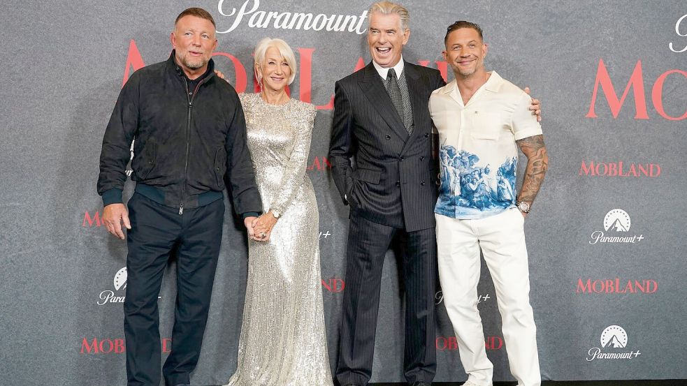 Regisseur Guy Ritchie mit den „Mobland“-Stars: Helen Mirren, Pierce Brosnan und Tom Hardy Foto: Alberto Pezzali/Invision/AP/dpa