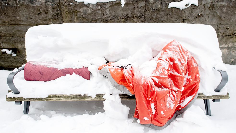 Schlafsack und Isomatte unter einer Schneedecke: Im Winter sind Notunterkünfte für Obdachlose besonders nötig. Foto: DPA
