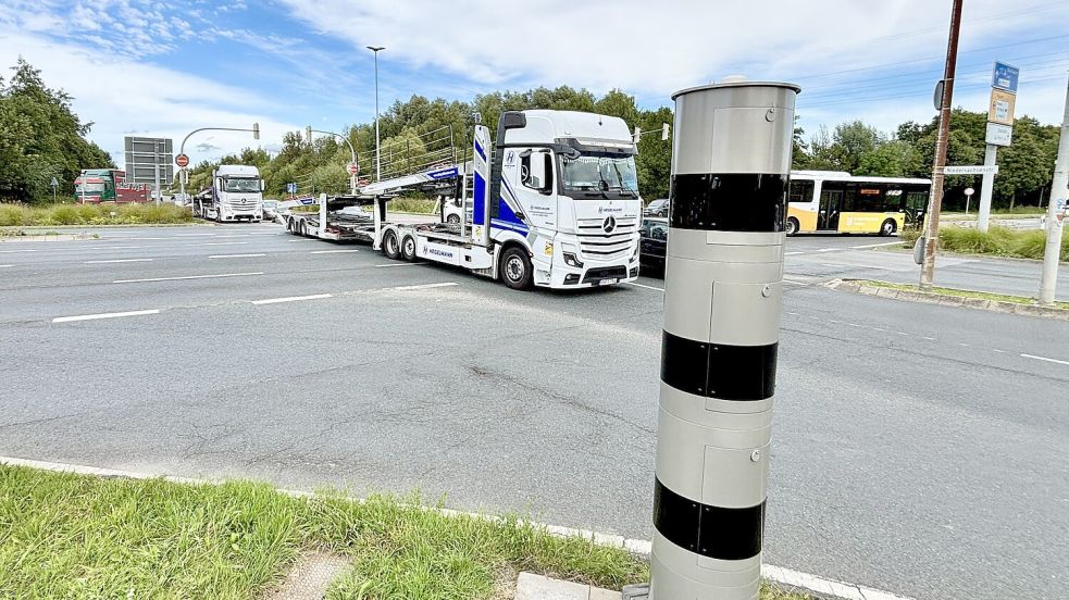 Der Blitzer an der VW-Kreuzung misst nicht nur die Geschwindigkeit der Fahrzeuge. Die Anlage löst auch aus, wenn jemand bei Rot über die Kreuzung fährt. Foto: Klaus Ortgies/Archiv