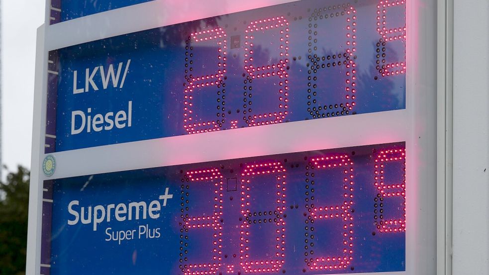 Vereinzelt sprangen Preise bereits über die Marke von 3 Euro je Liter. Foto: Sven Kaeuler