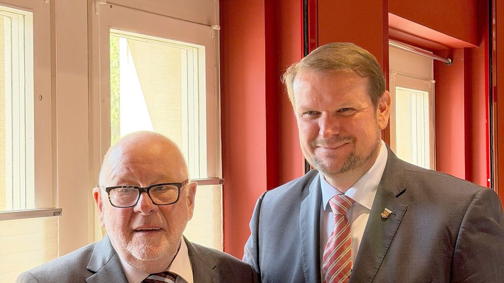 De hohe Auszeichnung erhielt Heinz-Günther Buß von Oberbürgermeister Tim Kruithoff. Foto: Stadt Emden