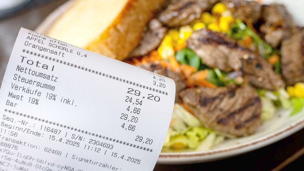 Die Mehrwertsteuer in der Gastronomie beträgt nicht mehr 19 Prozent, sondern nur noch 7, doch der Restaurantbesuch ist nicht günstiger geworden. (Archivbild) Foto: Sina Schuldt