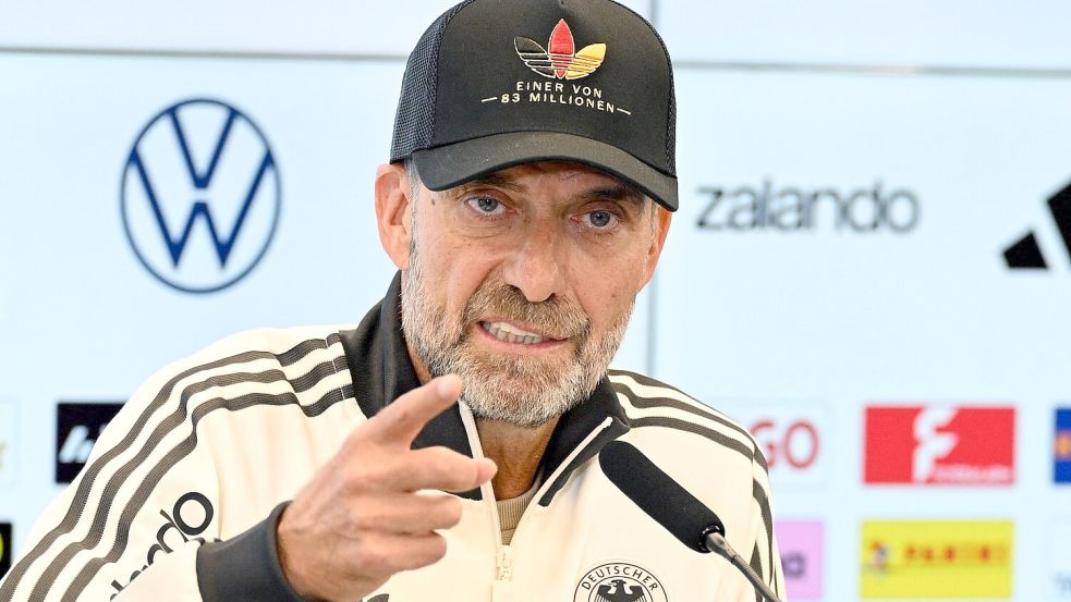 Jürgen Klopp erläutert seine Pläne auf der Torwart-Position. Foto: Boris Roessler/dpa