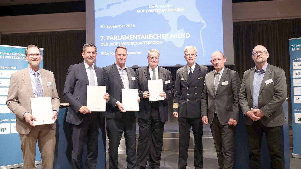 Am Parlamentarischen Abend in Hannover nahmen (von links) Holger Saß (Vizepräsident der Jade Hochschule), Olaf Lies (Niedersächsischer Ministerpräsident), Holger Heymann (Landrat Landkreis Wittmund & Vorsitzender der Gesellschafterversammlung der JadeBay), Tom Nietiedt (Präsident des Arbeitsgeber- und Wirtschaftsverbandes Jade e.V.), Christoph Müller-Meinhard (MarKdo Marineunterstützungskommando, Kommandeur Unterstützung), Rainer Sacher (Leitender Direktor des Marinearsenals) und Prof. Dr. Frederic Stahl (Deutsches Forschungszentrum für Künstliche Intelligenz) teil. Foto: AWV Jade e.V.