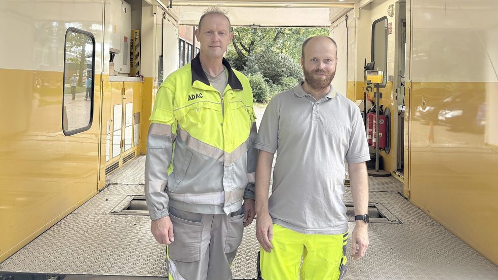Uwe Meyer (links) und Niels Klöver haben bei den Sicherheitstagen an den Berufsbildenden Schulen 1 und 2 in Aurich auch Autos von Schülern unter die Lupe genommen. Foto: Rebecca Schröder