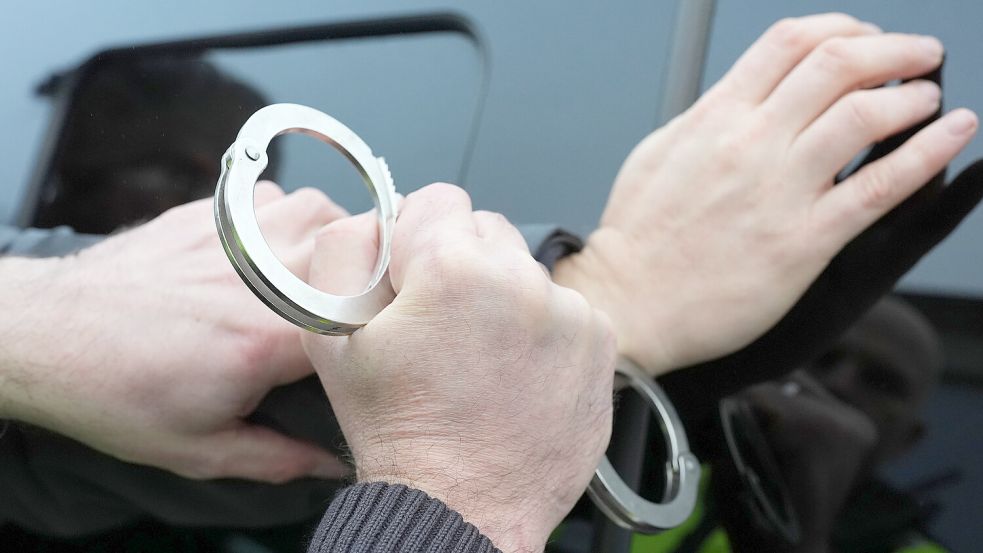 Ein Mann wurde vorläufig nach Durchsuchungen in Emden festgenommen. Symbolfoto: Marcus Brandt/dpa