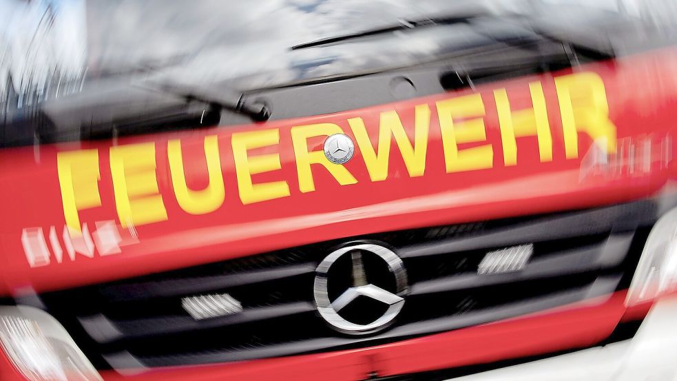 Ein brennender Sattelauflieger auf der A27 in Bremen hat am Morgen für einen Großeinsatz der Feuerwehr und erhebliche Verkehrsbehinderungen gesorgt. Foto: Hauke-Christian Dittrich/dpa