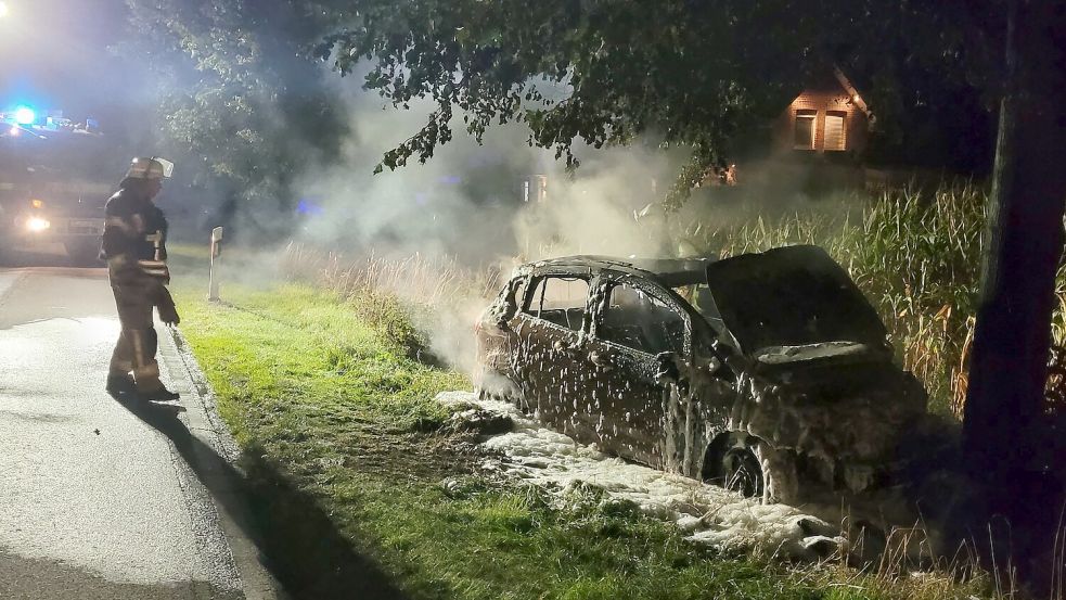 Der Ford brannte komplett aus. Foto: Feuerwehr Samtgemeinde Nordhümmling