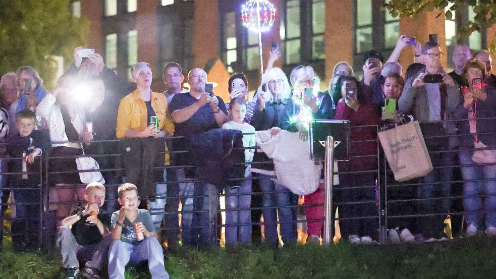 Die Lampionfahrt und die Drachenbootrennen in Emden locken alljährlich viele Besucher an die Stadtgräben. Foto: Jens Doden/Archiv