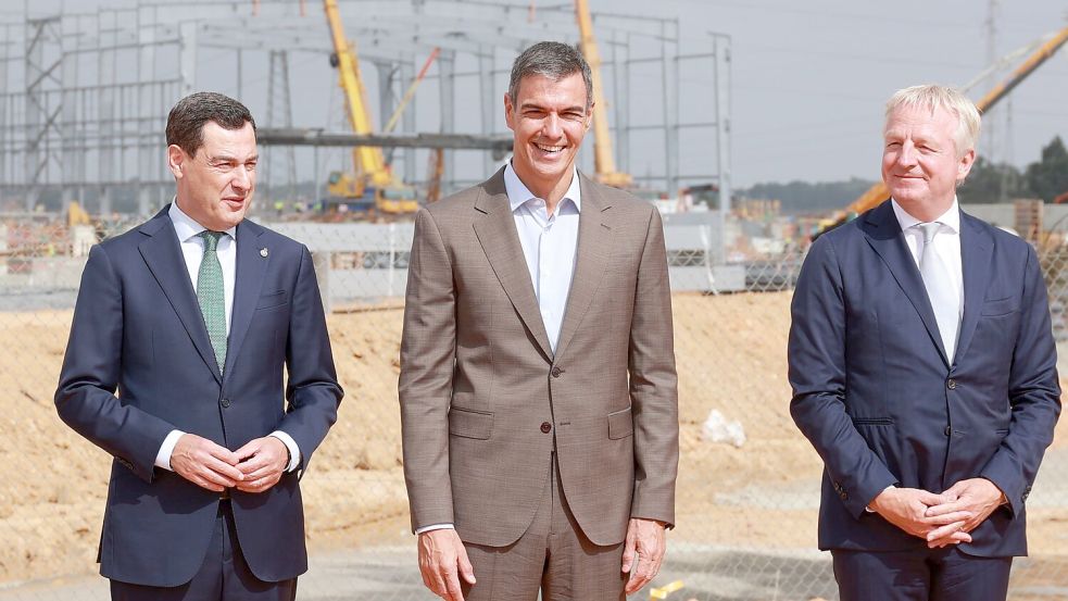 Spaniens Regierungschef Pedro Sánchez (M), Andalusiens Regionalregierungschef Juanma Moreno (l) und der Chef des Energieunternehmens Moeve, der Niederländer Maarten Wetselaar, haben symbolisch den Grundstein für die derzeit größte Anlage Südeuropas zur Produktion grünen Wasserstoffs aus erneuerbaren Energiequellen in der Region Huelva gelegt. Foto: Rocío Ruz/EUROPA PRESS/dpa