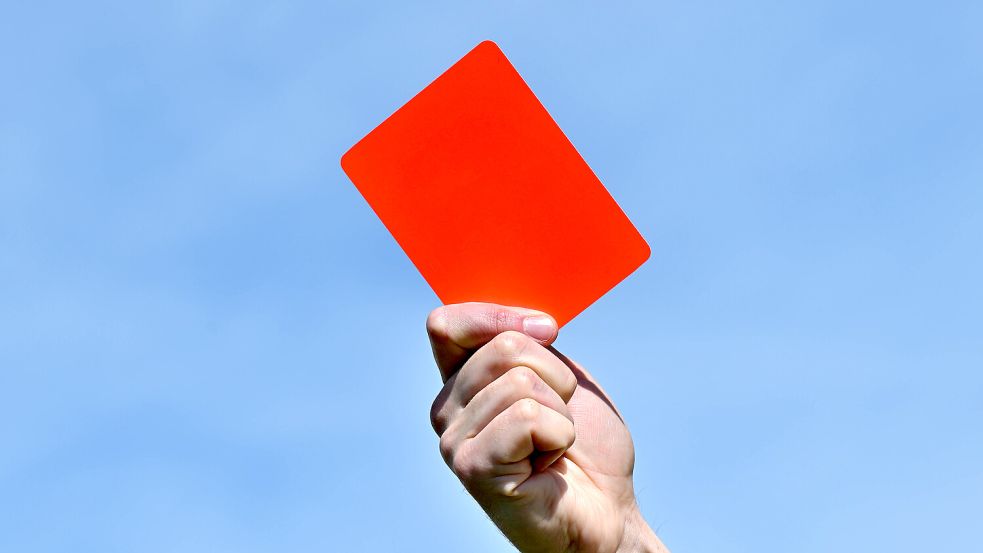 Als der Schiedsrichter dem Steenfelder die Gelb-Rote Karte nach Abpfiff zeigte, schubste der Spieler den Unparteiischen. Symbolfoto: Imago