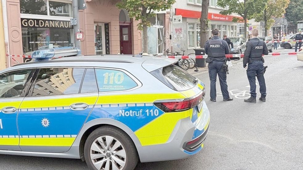 Die Polizei sperrte den Umkreis rund um den Tatort zunächst ab. Foto: Mike Seeboth/dpa