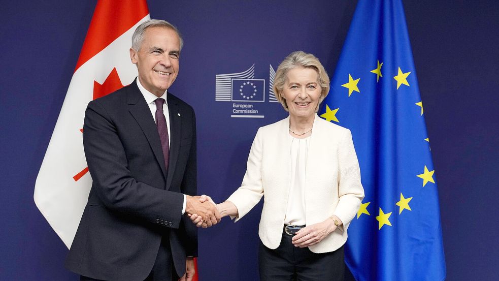 Hand drauf: Kanadas Regierungschef Mark Carney und EU-Kommissionspräsidentin Ursula von der Leyen wollen die Kooperation von Kanadiern und Europäern vertiefen. Foto: IMAGO/Justin Tang