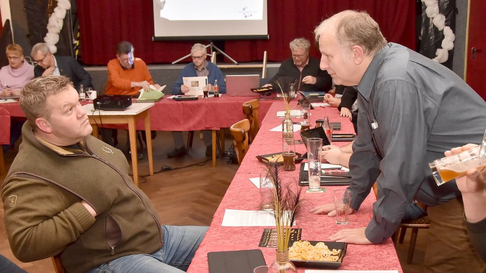 Der eine muss gehen, der andere darf bleiben: Reiner Garrels (hier links noch als „Moin“-Vertreter in einer Ratssitzung im Jahr 2024) wurde von der AfD aus dem Brookmerlander Samtgemeindrat verdrängt, dem Heinrich Ubben (rechts) als einziger „Moin“-Vertreter noch angehört. Foto: Thomas Dirks