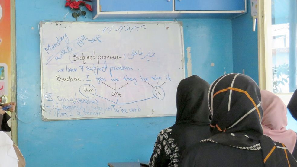 „Im KI-Zeitalter müssen wir einfach alle Englisch können“, sagt eine Englischlehrerin in Afghanistan. Foto: Jawad Kohnaward/dpa