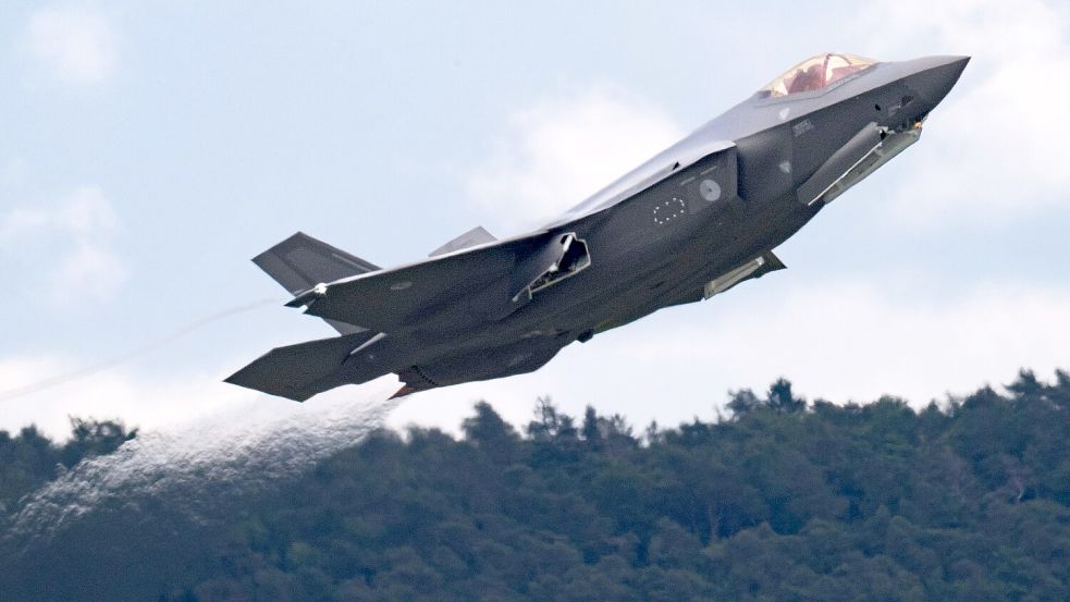 Ein Kampfjet vom Typ F-35 startet in Ramstein Foto: Boris Roessler