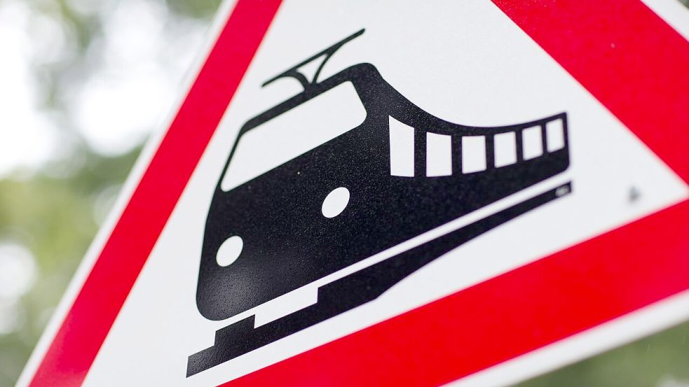 Zu einem Bahnunfall ist es am Donnerstagabend an einem Bahnübergang in Rastede gekommen. Symbolfoto: Friso Gentsch/dpa